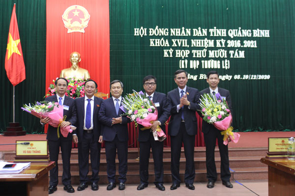 Bí thư Tỉnh ủy và các đồng chí lãnh đạo tỉnh tặng hoa chúc mừng các đồng chí được tín nhiệm bầu giữ chức Phó Chủ tịch UBND tỉnh, nhiệm kỳ 2016 - 2021