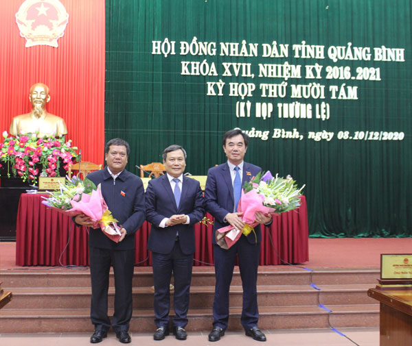 Bí thư Tỉnh ủy tặng hoa chúc mừng các đồng chí thôi giữ chức vụ Phó Chủ tịch HĐND tỉnh và Phó Chủ tịch UBND tỉnh để nhận công tác mới